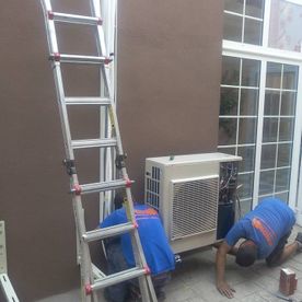 Friosol Instalaciones personas instalando equipo de aire acondicionado